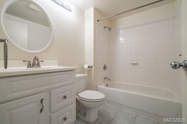 Building Photo - (2 bd / 2 ba / 2 parking Condo in Waikele)