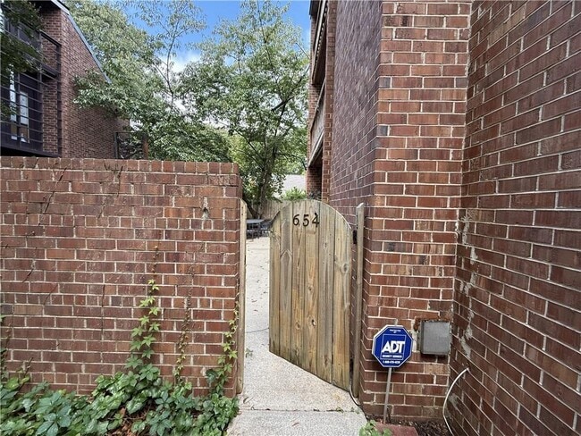 Primary Photo - 654 Cleburne Terrace NE