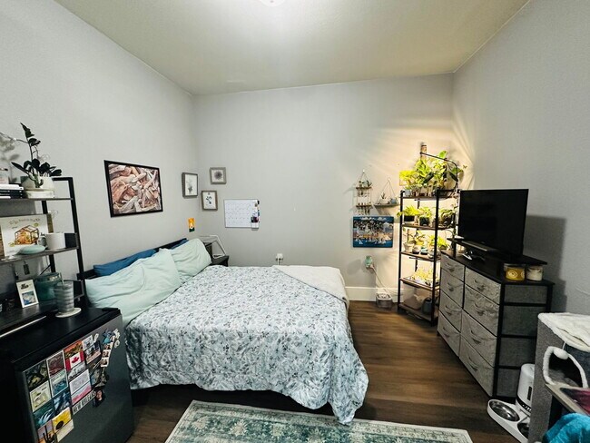 Building Photo - 4-Bedroom Townhome Minutes from Barkley Village, I-5 and Whole Food