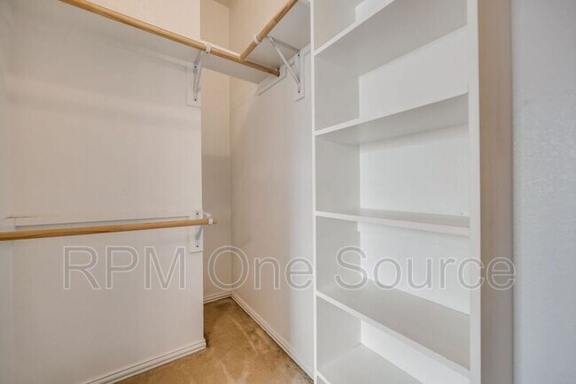Building Photo - 300 Creekside Dr
