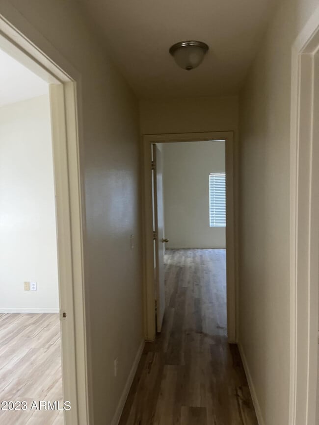 Building Photo - 1744 E Robin Ln