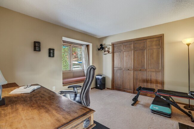 Building Photo - Stunning two-story home in Woodland Park