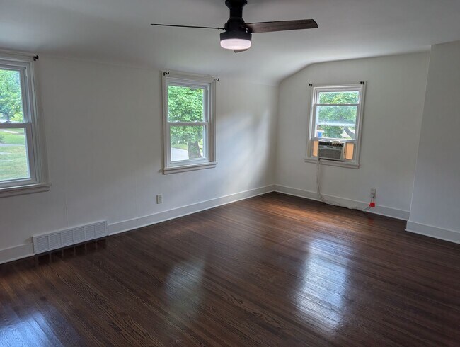 Building Photo - 111 Eastmoreland Dr