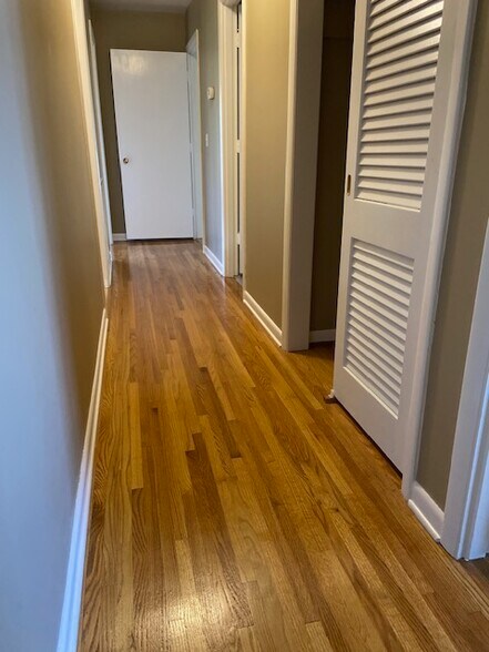 Building Photo - 164 New Shackle Island Rd