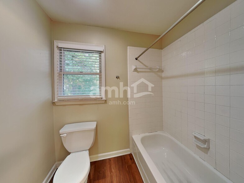 Building Photo - 1302 Hadaway Trail NE