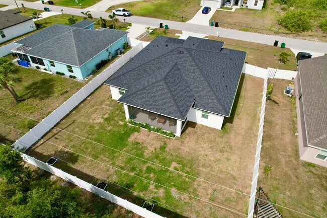 Building Photo - 409 SW Bradshaw Cir