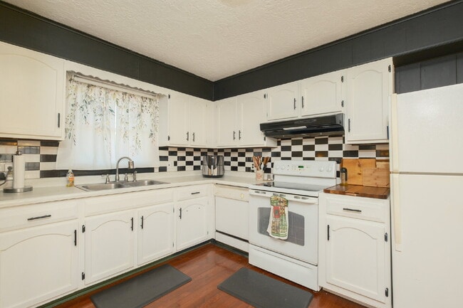 Building Photo - 104 Cheyenne St