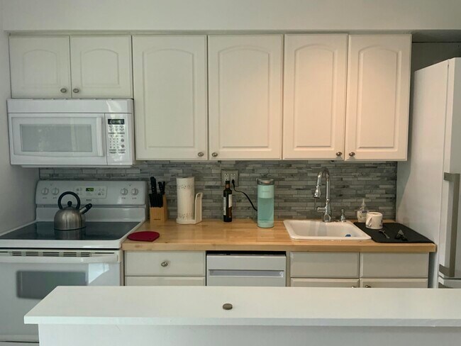 Building Photo - 414 Seasage Dr