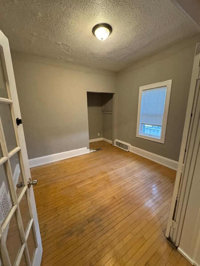 Building Photo - Spacious 4BR Upper Duplex Unit in the Hear...