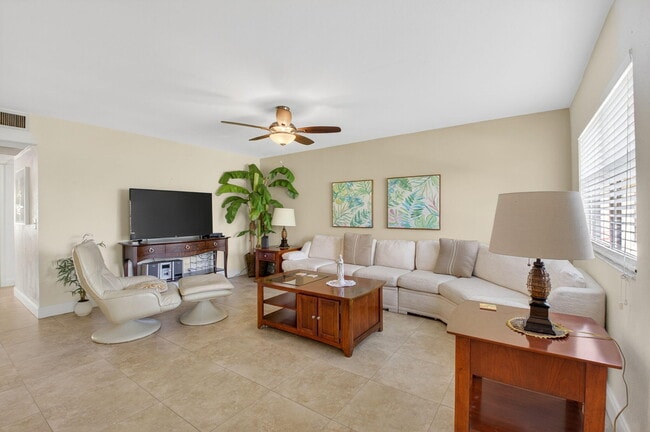 Building Photo - 1 Valencia A