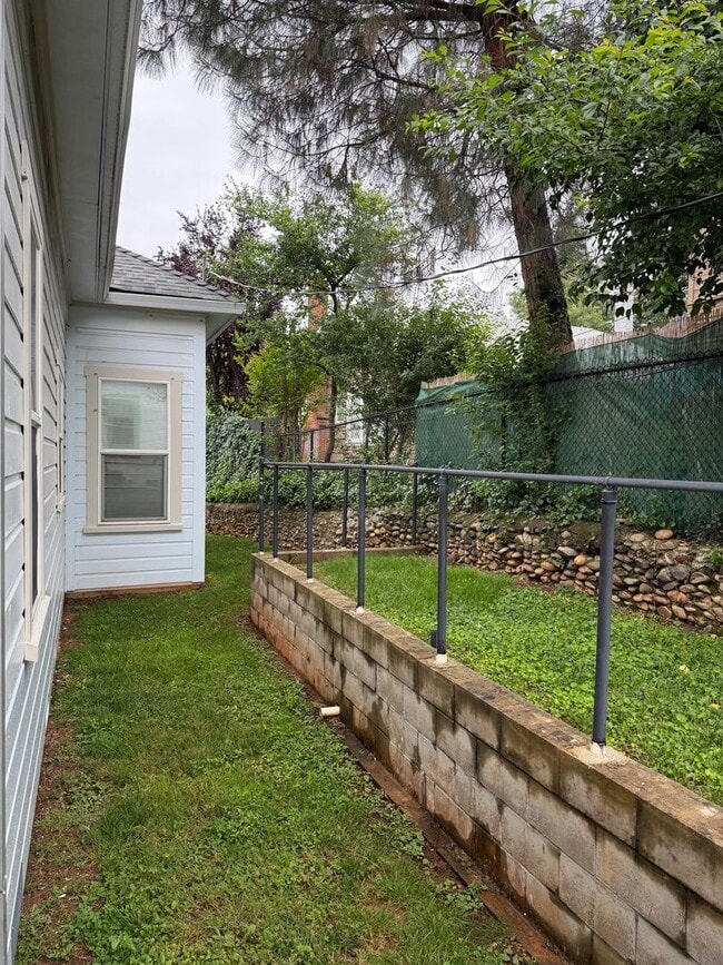 Building Photo - 3-bedroom, 1-bath home in Redding blends historic charm with modern finishes!
