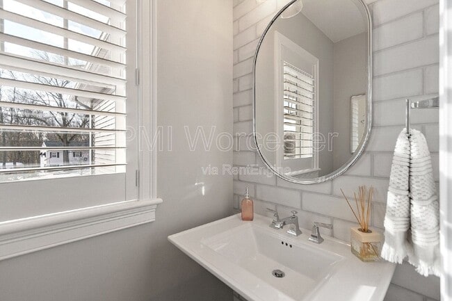 Building Photo - 57 Old Brook Rd