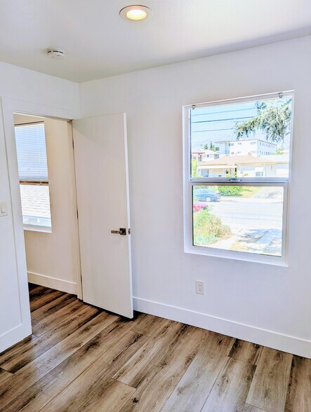 Building Photo - 728 E Palmer Ave