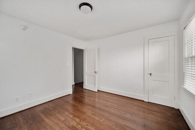 Building Photo - 819 Weedon St