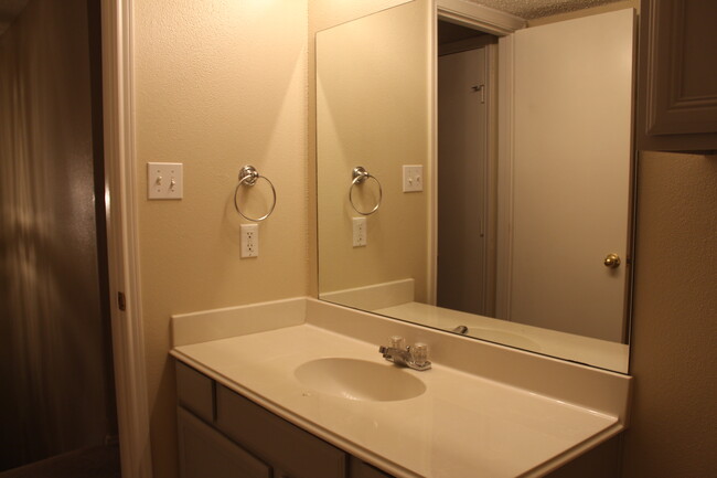 Main Bathroom - 7556 Arbor Hill Dr