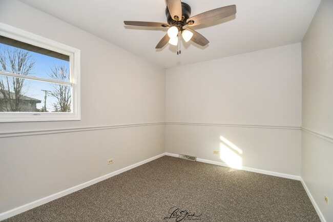 Building Photo - 605 S Raven Rd