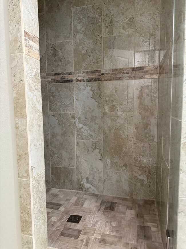 Building Photo - Beautiful modern farmhouse with 5 bedrooms...