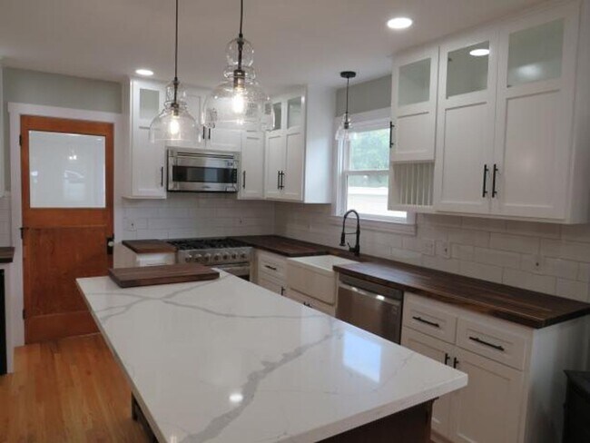 Building Photo - 2043-2045 Swazey St