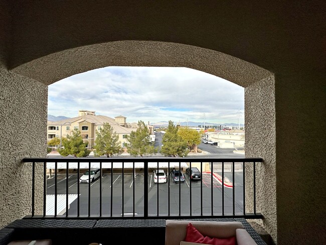 Building Photo - FULLY FURNISHED 1 BEDROOM CONDO IN GATED C...