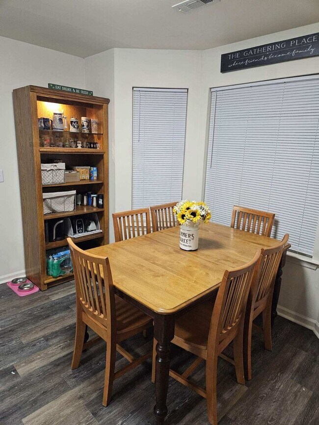 Building Photo - Charming, centrally located, 3 Bed 2 Bath ...