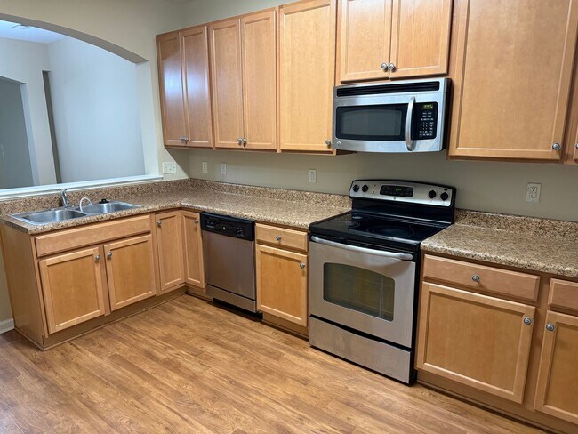 Building Photo - Gorgeous 3br/2.5 bath Townhome