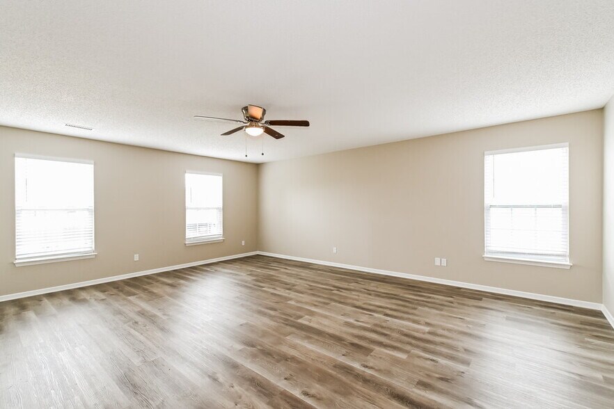 Building Photo - 8652 Orchard Grove Ln