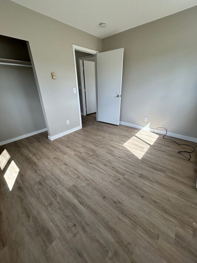 Building Photo - Recently Renovated 2 Bedroom Apartment