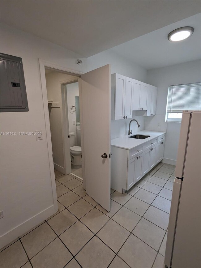 Building Photo - 220 Collins Ave