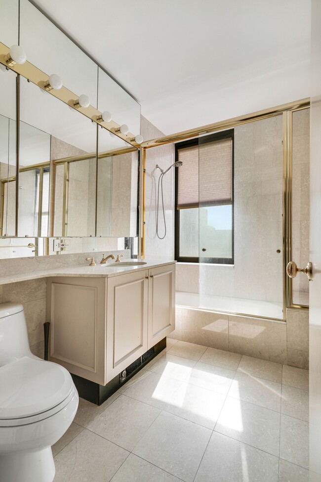 Building Photo - 422 E 72nd St