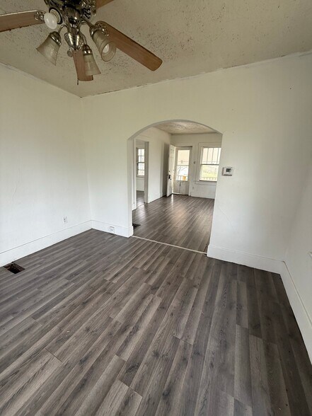 Building Photo - 830 E Rogers Ave