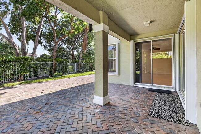 Building Photo - 9479 Sedgewood Dr