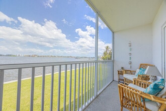 Building Photo - 1516 S Lakeside Dr
