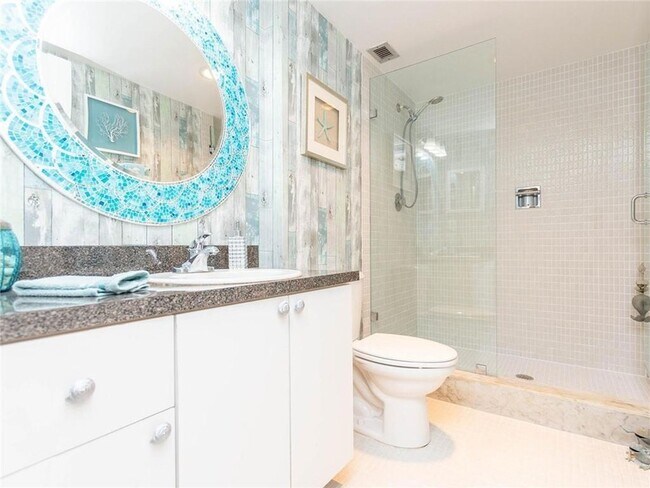 Building Photo - 1147 Hillsboro Mile Unit 209