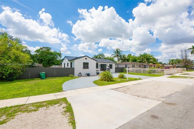 Building Photo - 1240 Peri St