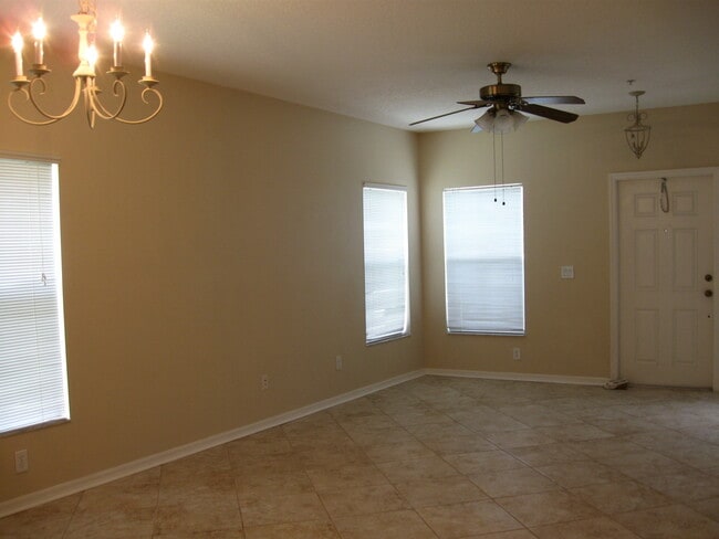 Building Photo - Daniels Landing End Unit