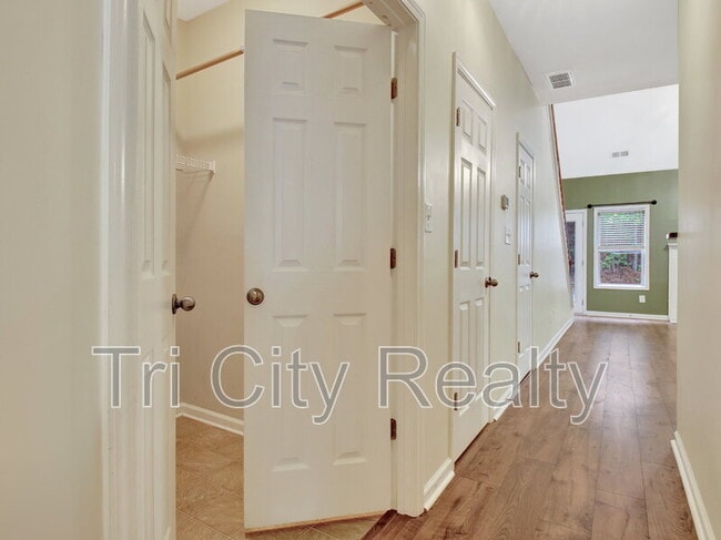 Building Photo - 113 Macalester Dr