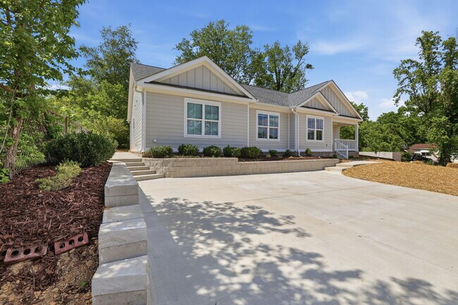 Building Photo - 705 Woodmore Ln