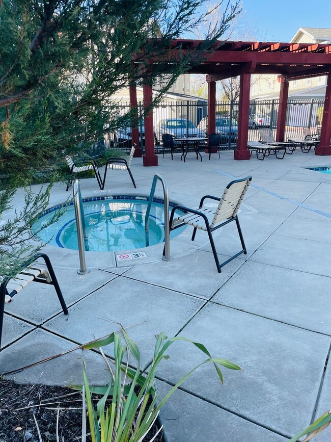 Building Photo - Beautiful North Davis 2bed/2 bath Upstairs...