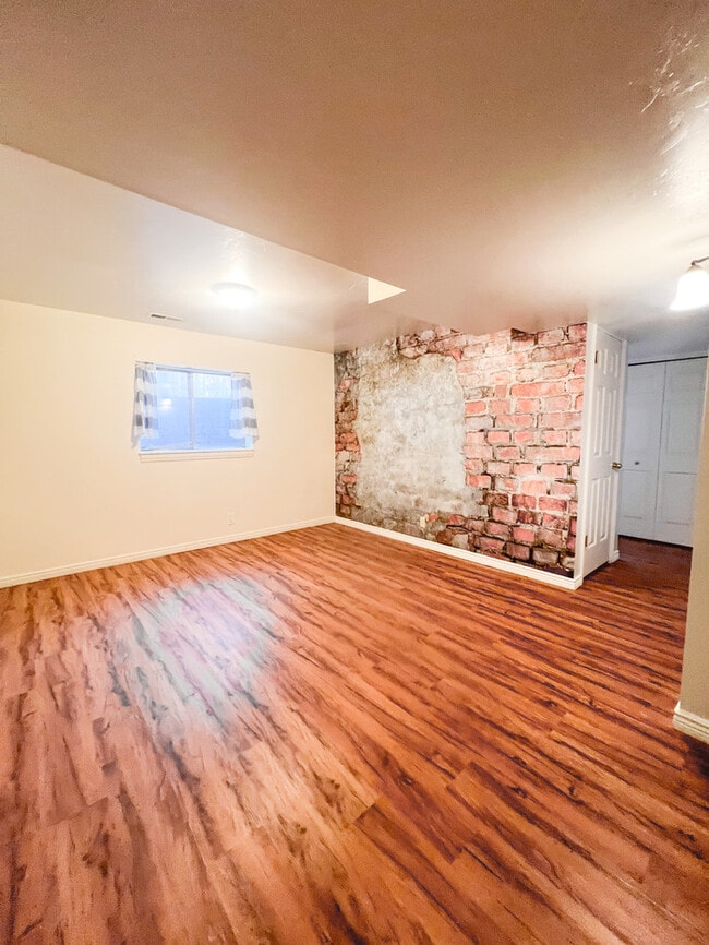 Building Photo - Stylish Light & Bright Space in the Heart ...