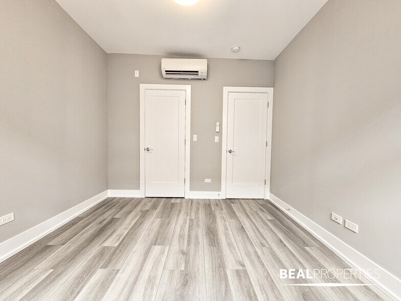 Building Photo - 3935 N Janssen Ave