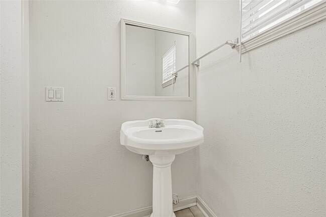 Building Photo - 10535 Emnora Ln