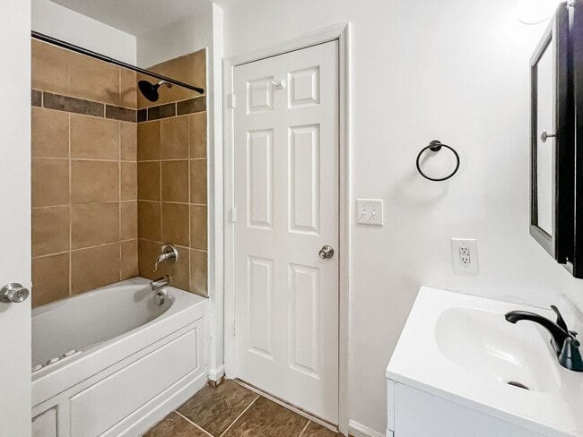 Building Photo - Renovated Oakwood Gem with Modern Amenitie...