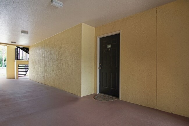 Building Photo - 1 Bedroom / 1 Bathroom Condo with Resort-Style Living