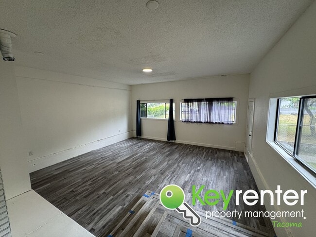 Building Photo - Fully Renovated 4-Bedroom Home with in Lak...