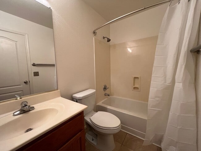 Building Photo - EXCELLENT Location!! This house is a three bedroom & two full baths