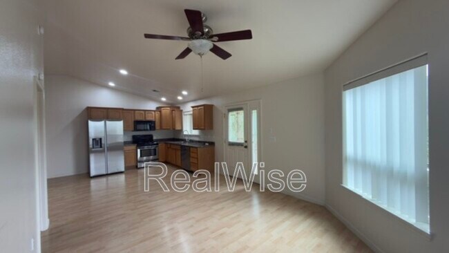 Building Photo - 1384 NE Ridge Ave