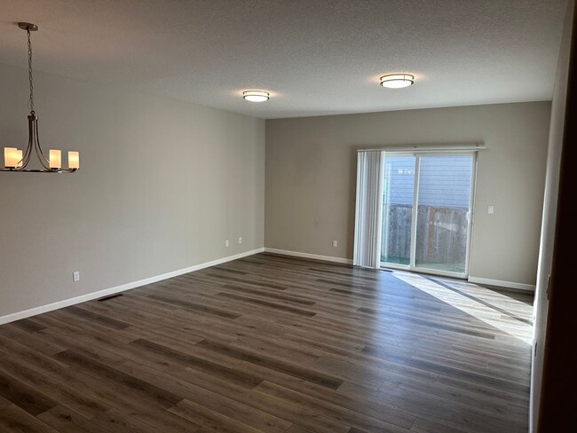 Building Photo - 591 / 818 Duplex