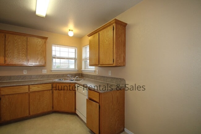 Building Photo - Conveniently Located!!!