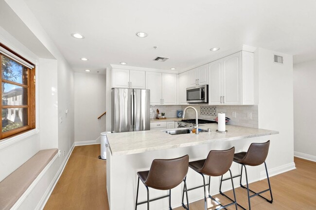 Building Photo - 416 Avenida Santa Barbara