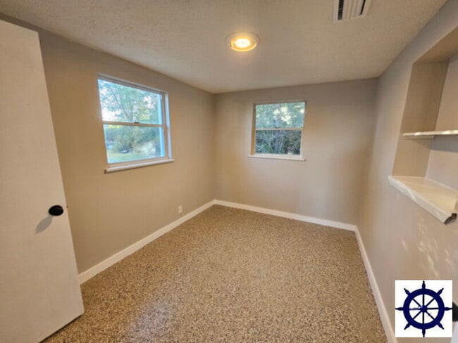 Building Photo - 257 Nelle Ave